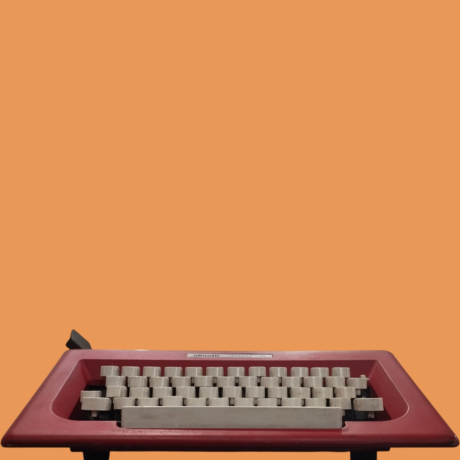 Image of Olivetti Lettera 25 Typewriter. Available at universaltypewritercompany.in