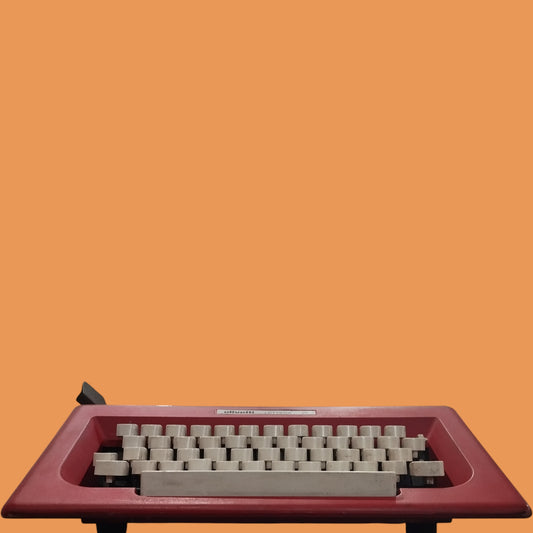 Image of Olivetti Lettera 25 Typewriter. Available at universaltypewritercompany.in