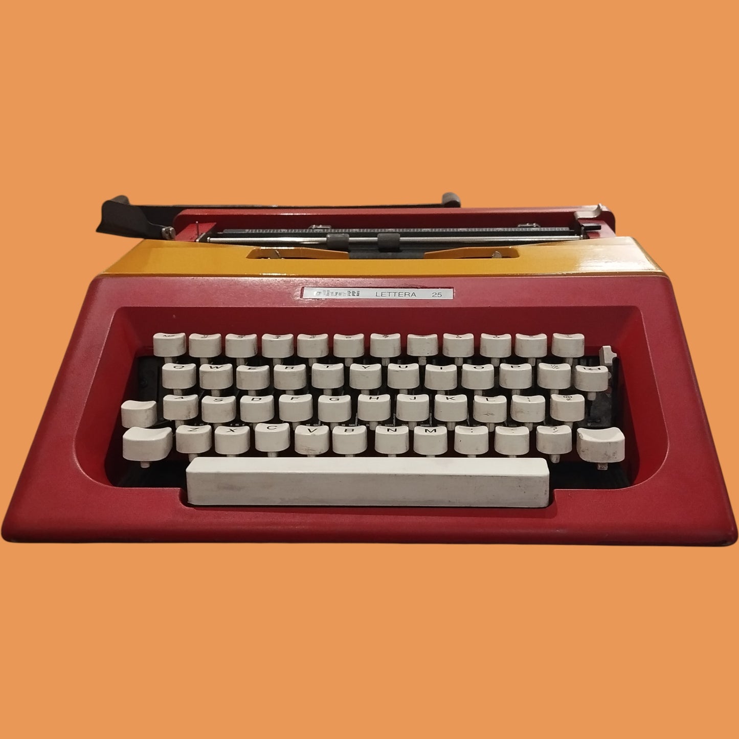 Image of Olivetti Lettera 25 Typewriter. Available at universaltypewritercompany.in