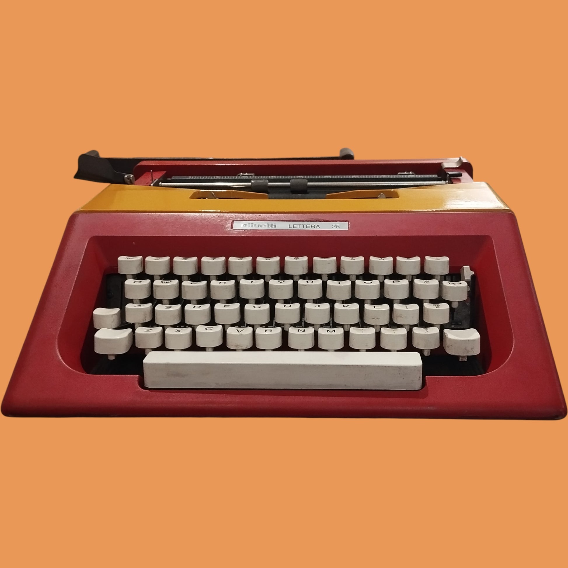 Image of Olivetti Lettera 25 Typewriter. Available at universaltypewritercompany.in