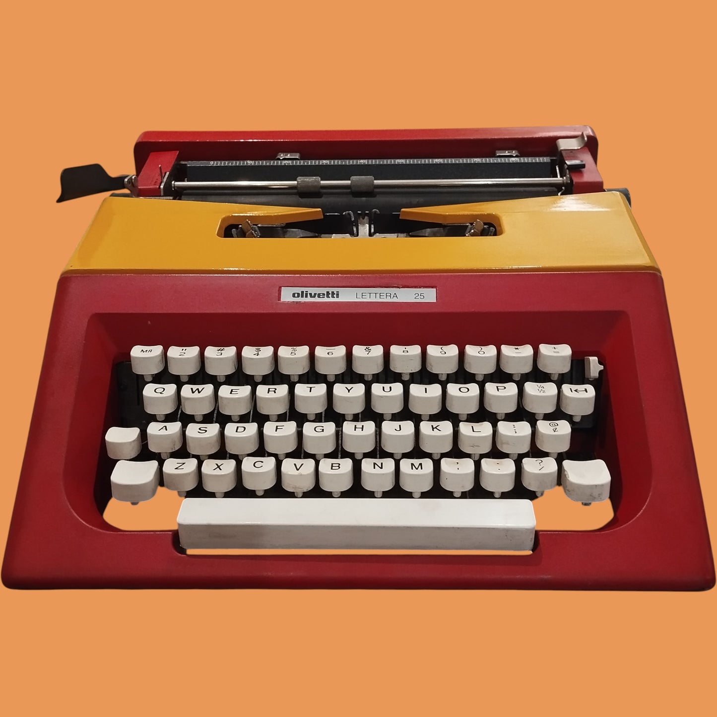Image of Olivetti Lettera 25 Typewriter. Available at universaltypewritercompany.in