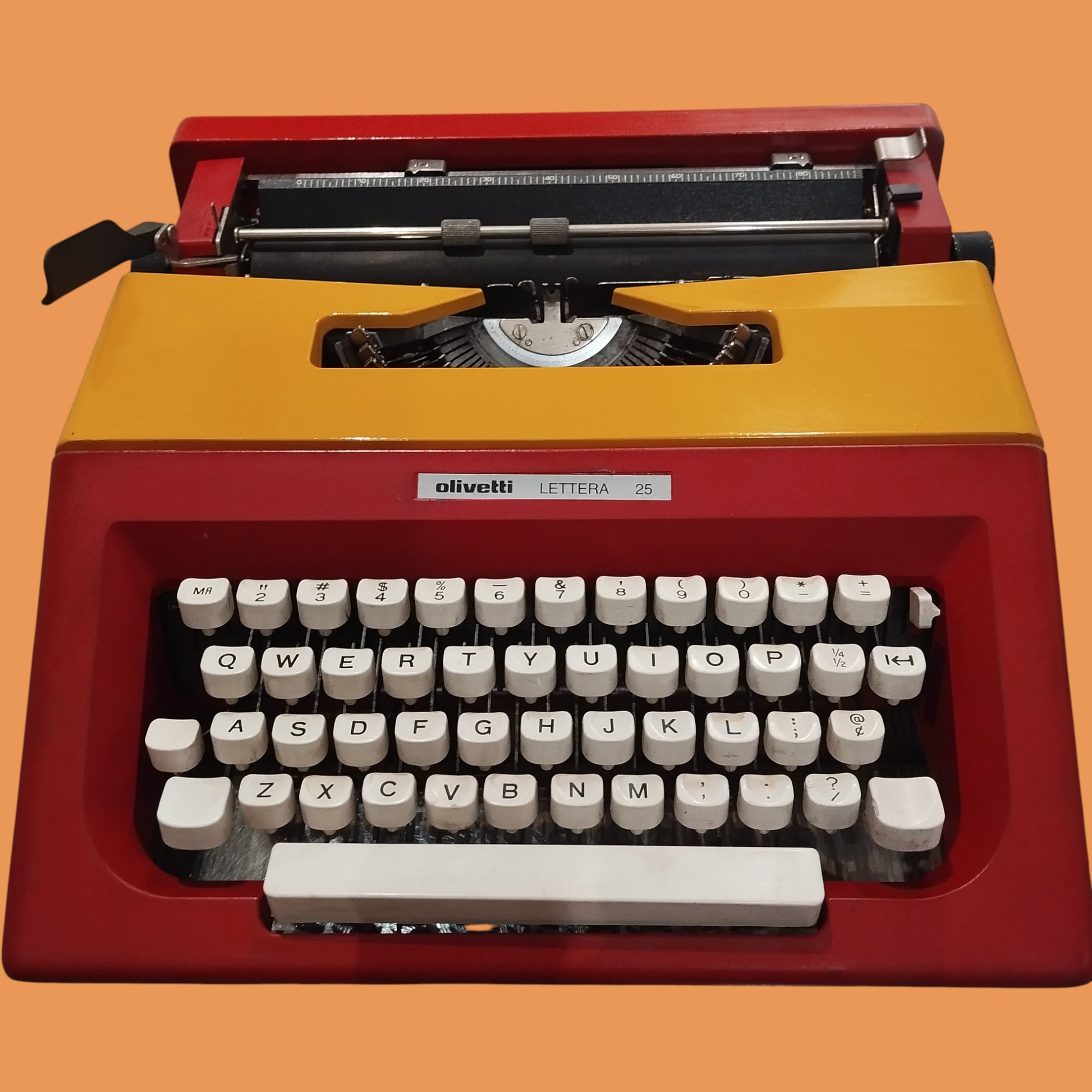 Image of Olivetti Lettera 25 Typewriter. Available at universaltypewritercompany.in