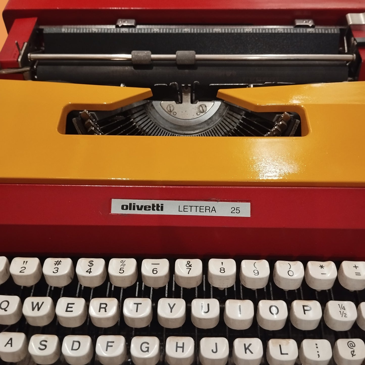 Image of Olivetti Lettera 25 Typewriter. Available at universaltypewritercompany.in