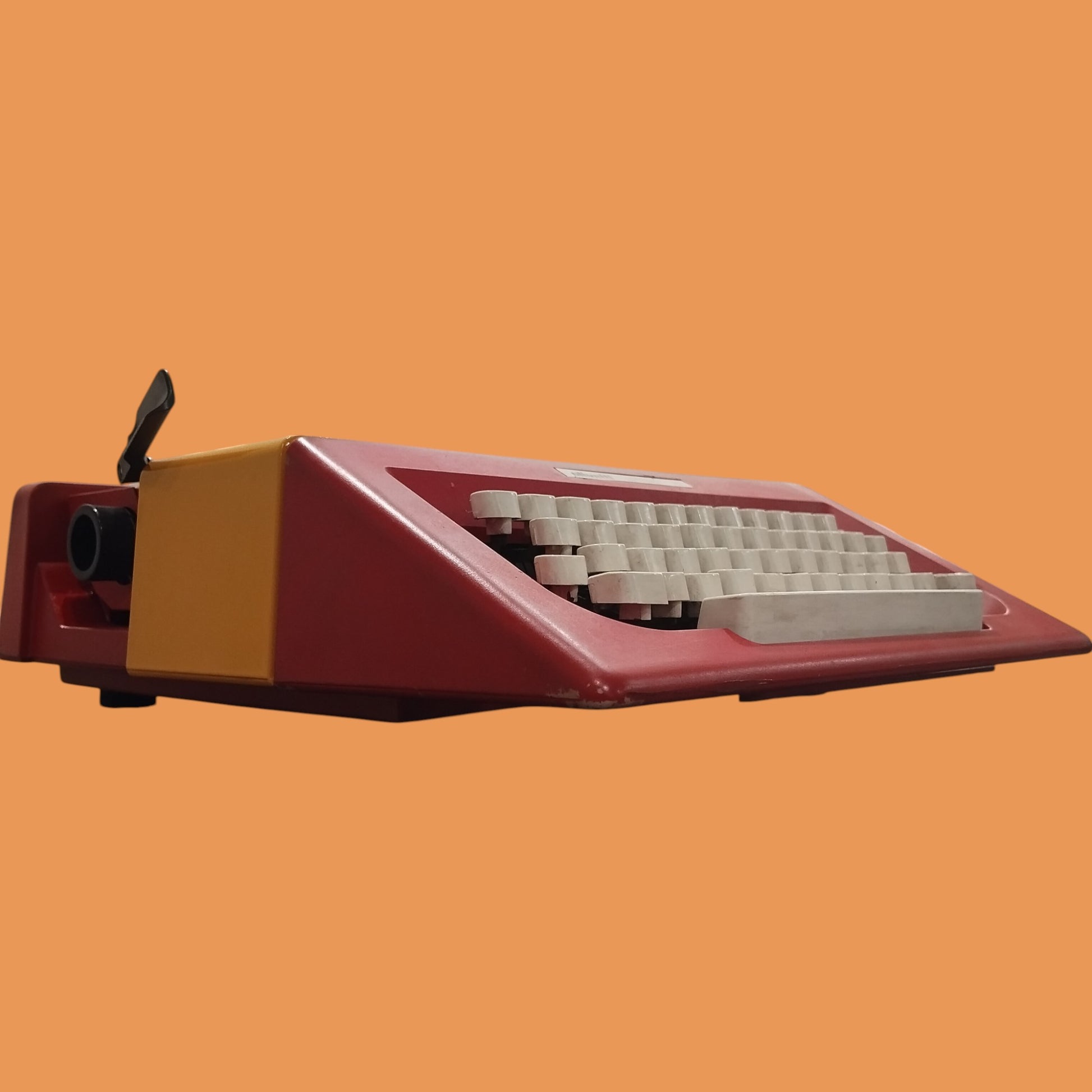 Image of Olivetti Lettera 25 Typewriter. Available at universaltypewritercompany.in
