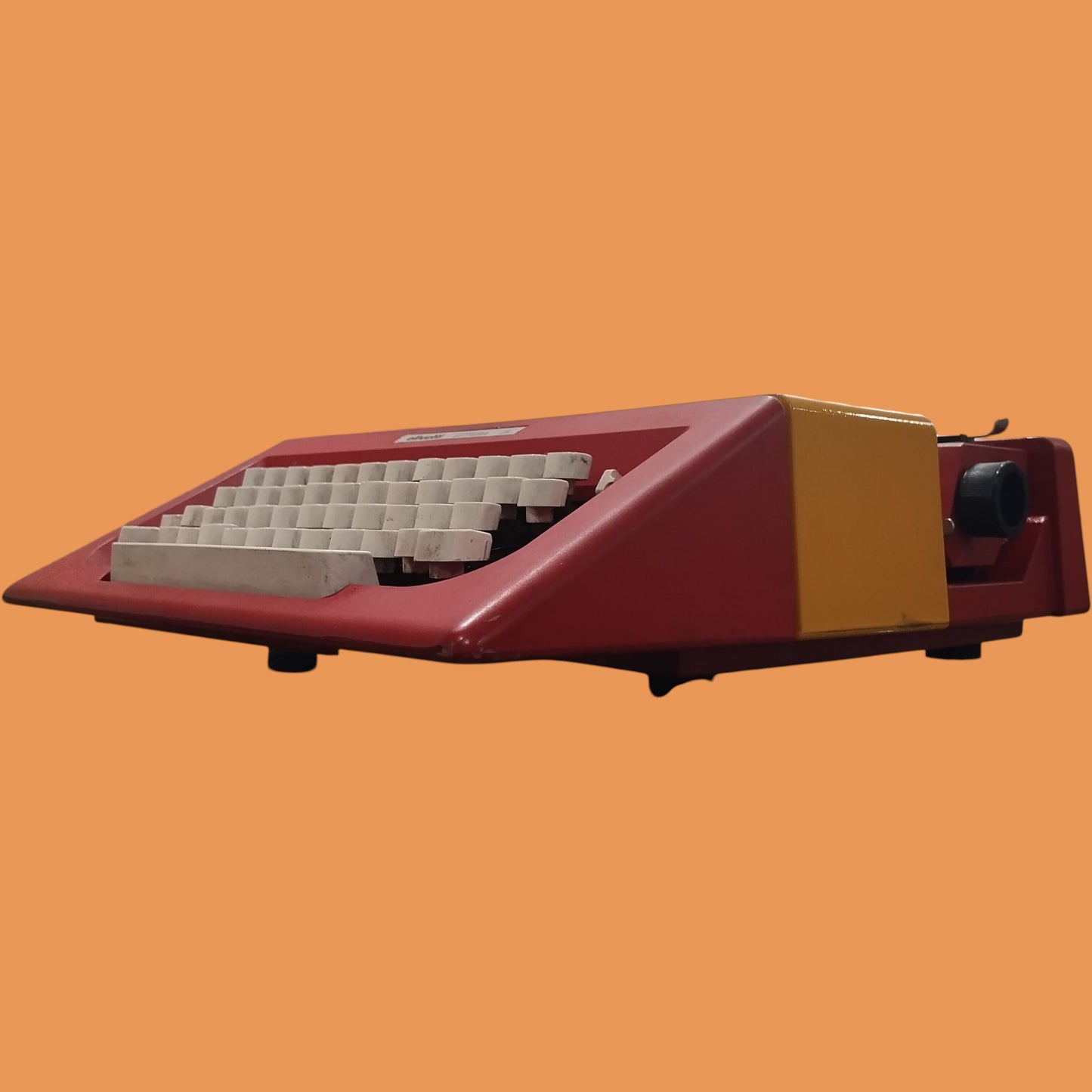 Image of Olivetti Lettera 25 Typewriter. Available at universaltypewritercompany.in