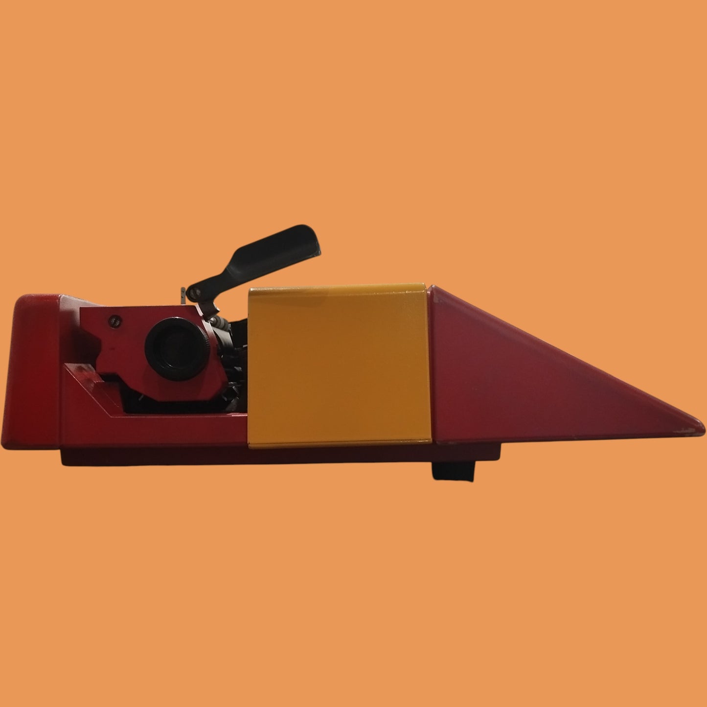 Image of Olivetti Lettera 25 Typewriter. Available at universaltypewritercompany.in