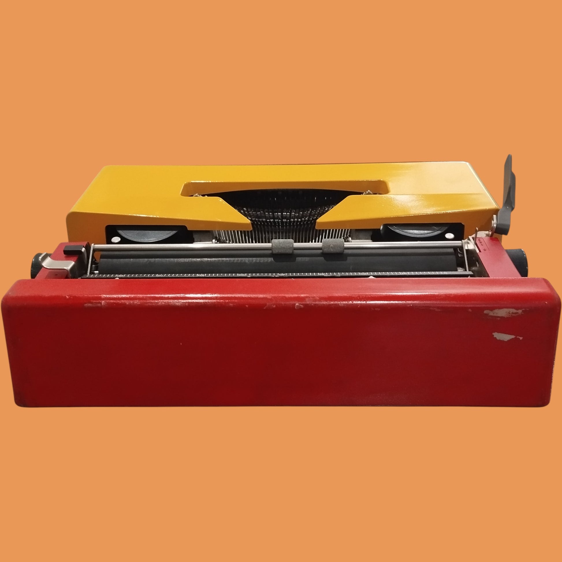 Image of Olivetti Lettera 25 Typewriter. Available at universaltypewritercompany.in