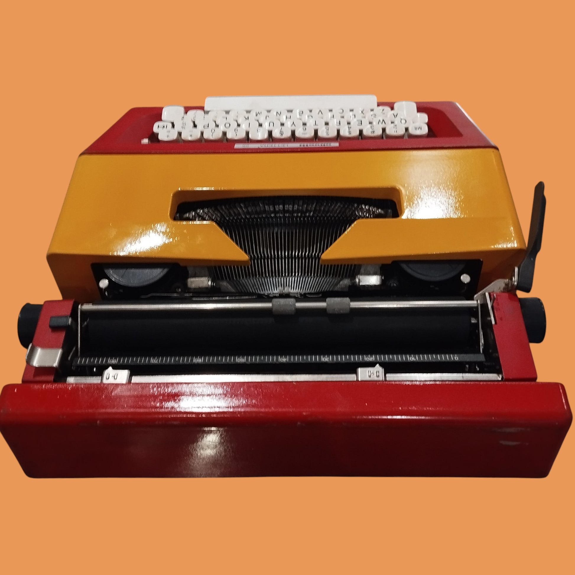 Image of Olivetti Lettera 25 Typewriter. Available at universaltypewritercompany.in