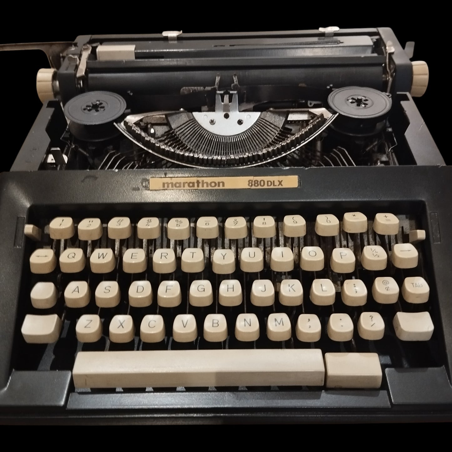 Image of Marathon 880 DLX Typewriter. Available from universaltypewritercompany.in