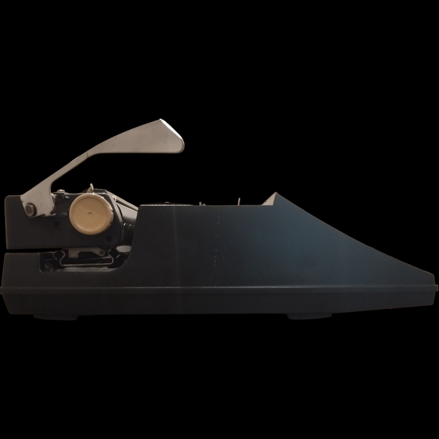 Image of Marathon 880 DLX Typewriter. Available from universaltypewritercompany.in