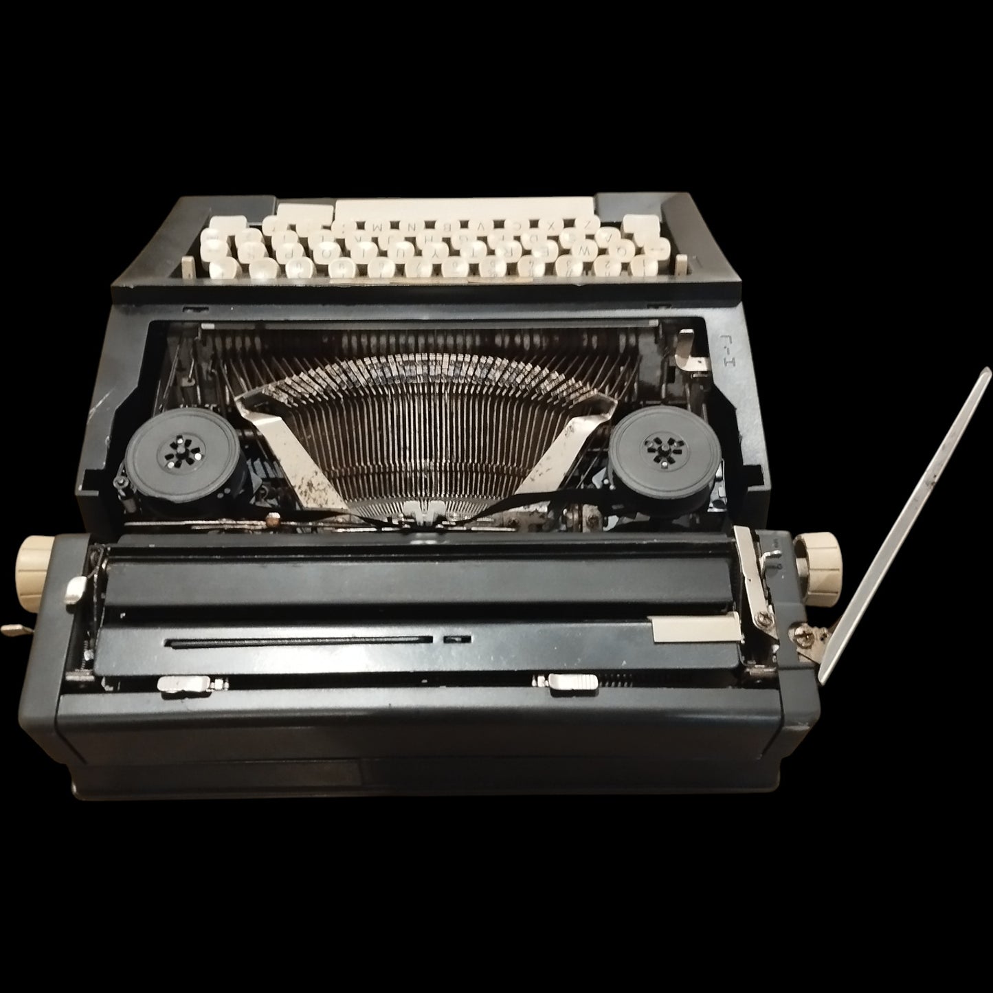 Image of Marathon 880 DLX Typewriter. Available from universaltypewritercompany.in