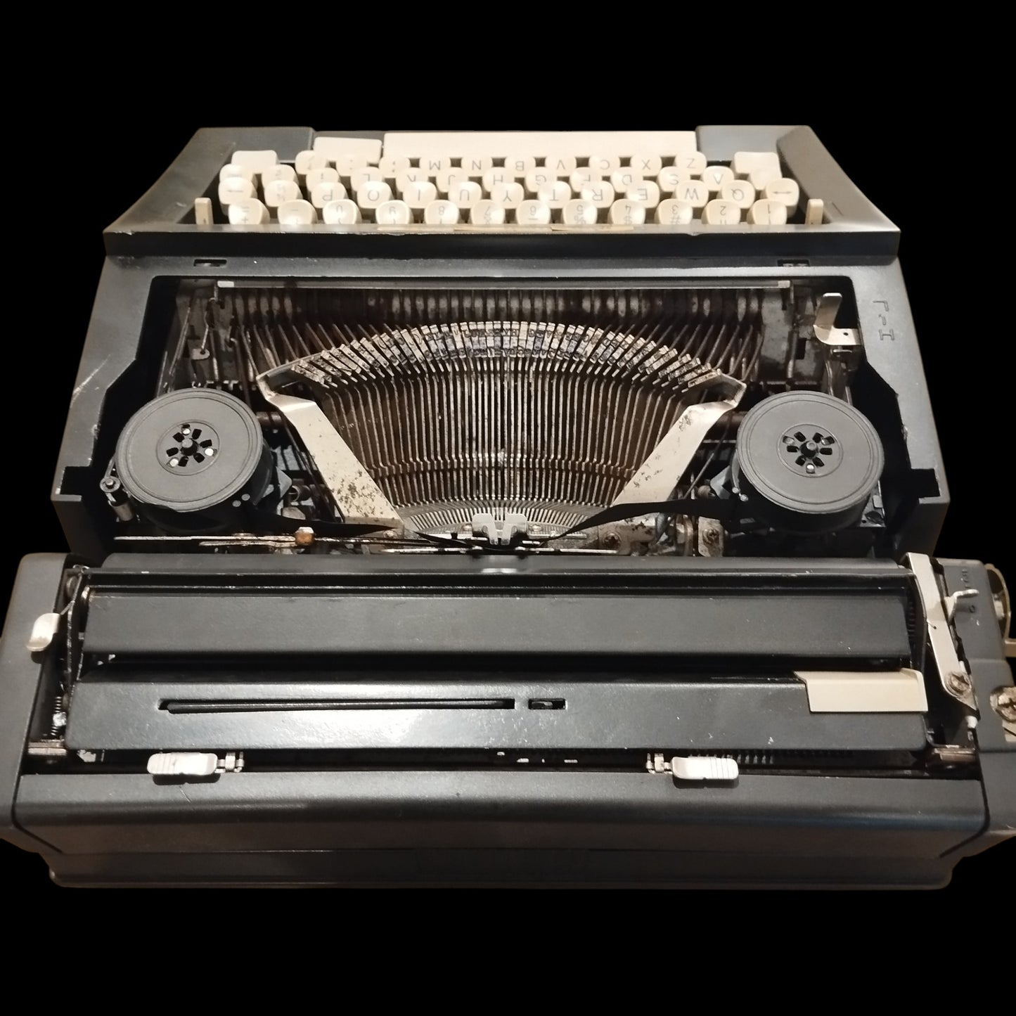 Image of Marathon 880 DLX Typewriter. Available from universaltypewritercompany.in