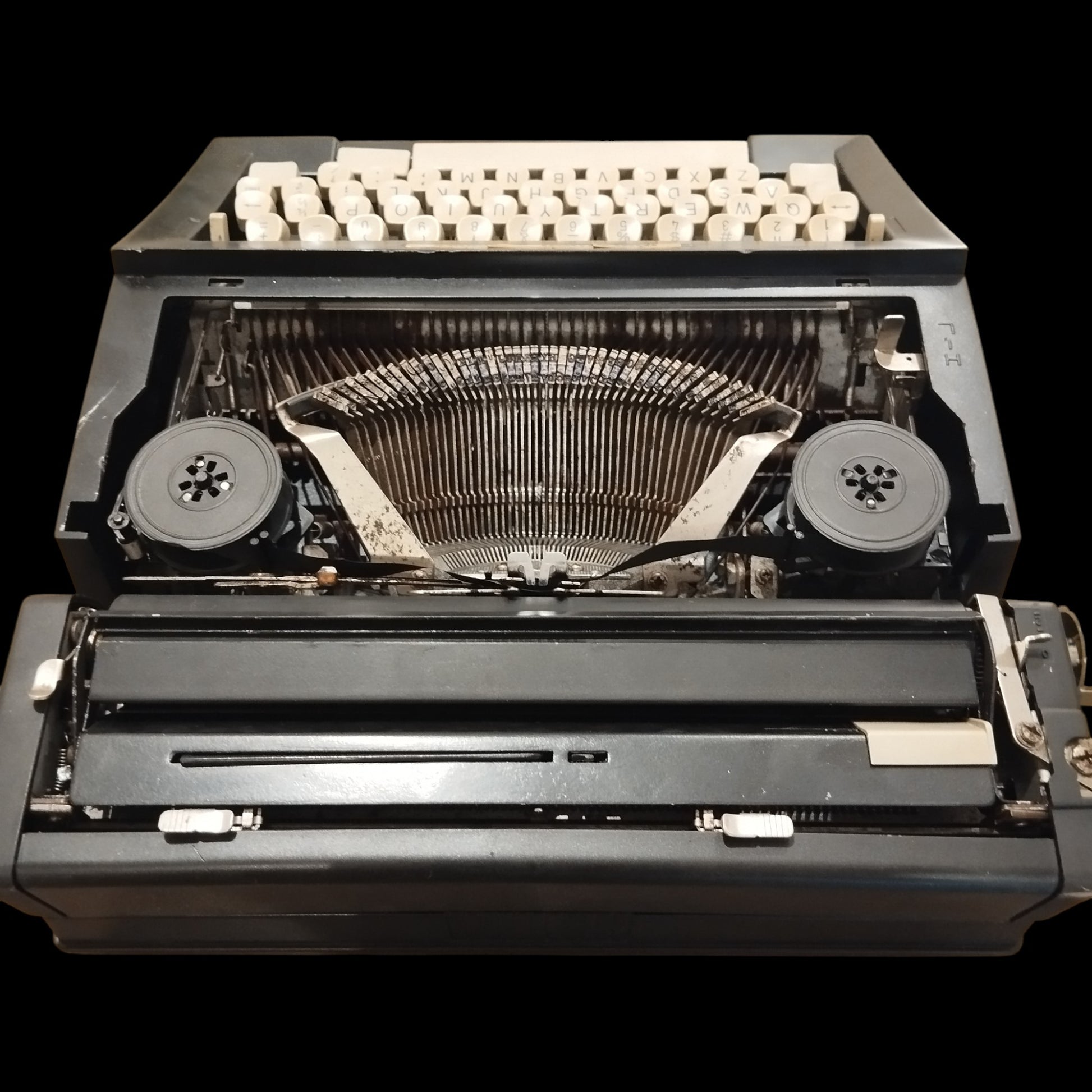 Image of Marathon 880 DLX Typewriter. Available from universaltypewritercompany.in