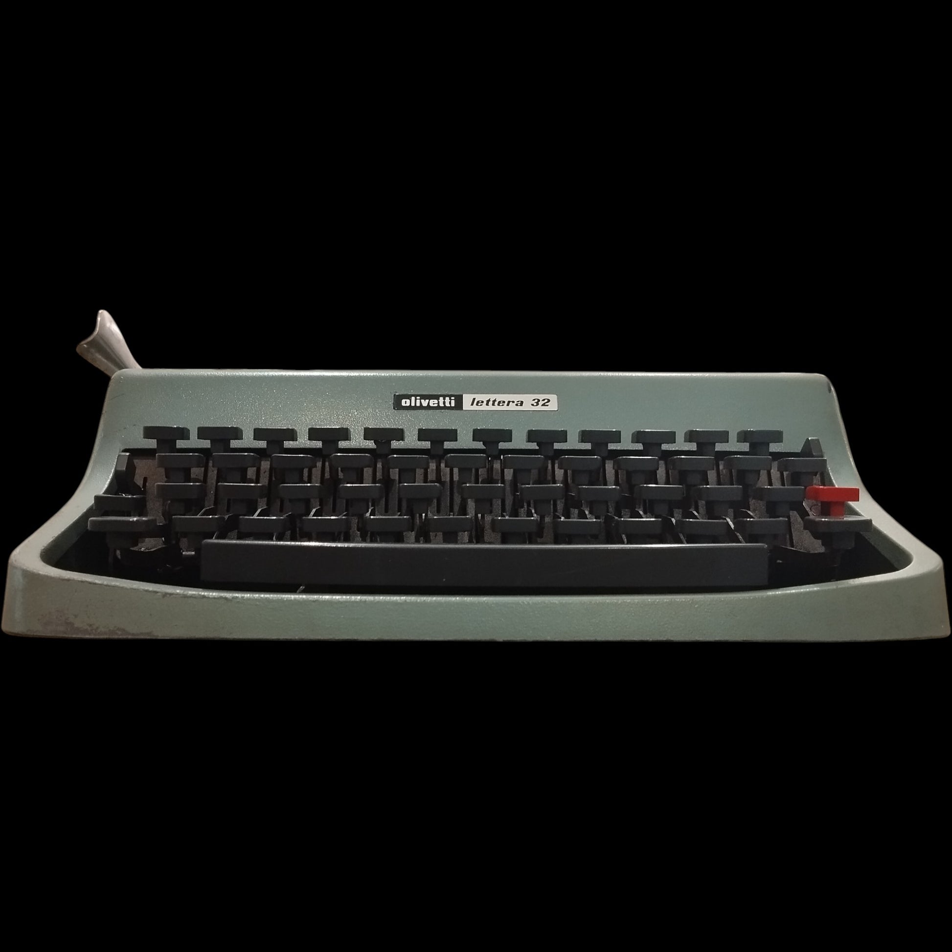 Image of Olivetti Lettera 32 Typewriter. Available from universaltypewritercompany.in