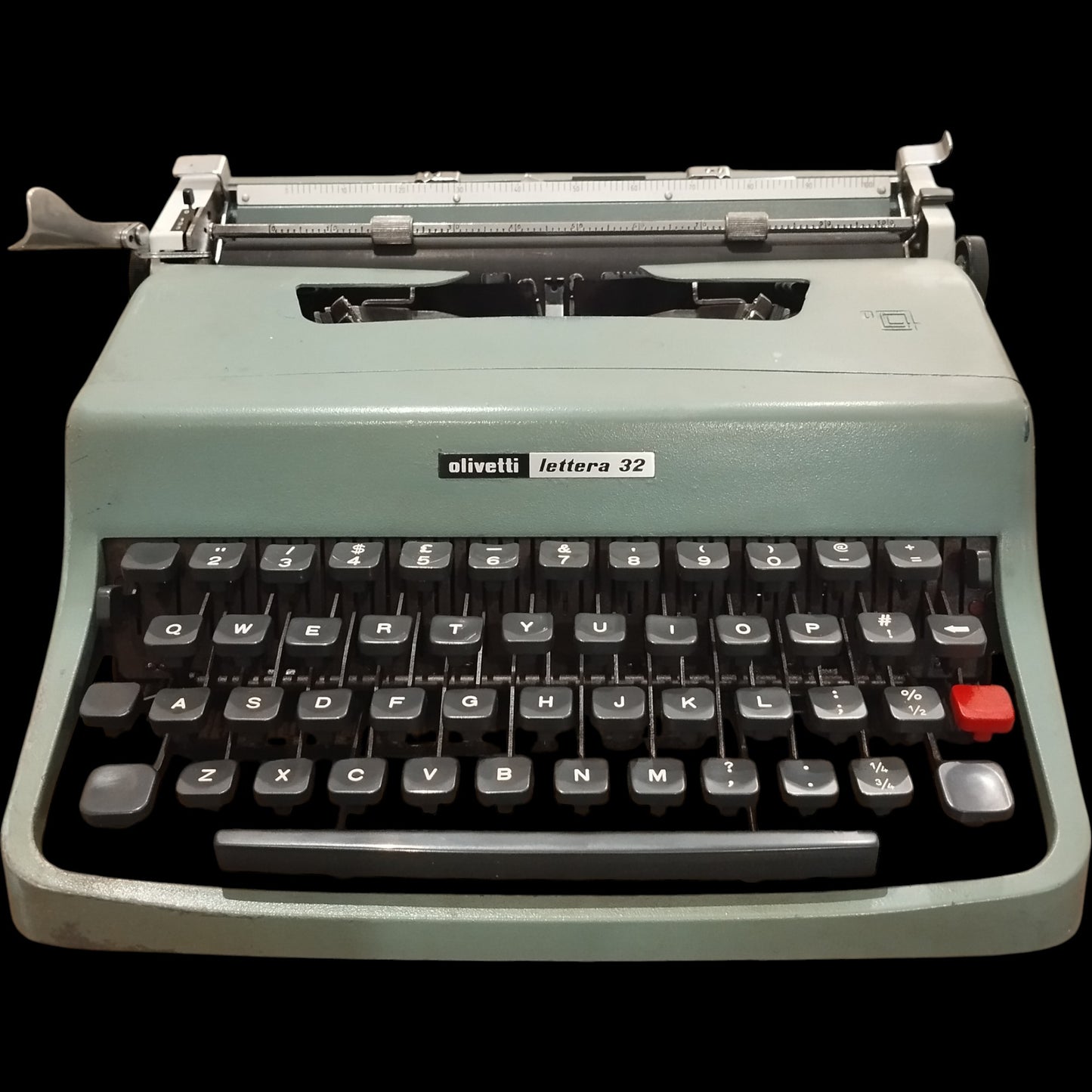 Image of Olivetti Lettera 32 Typewriter. Available from universaltypewritercompany.in