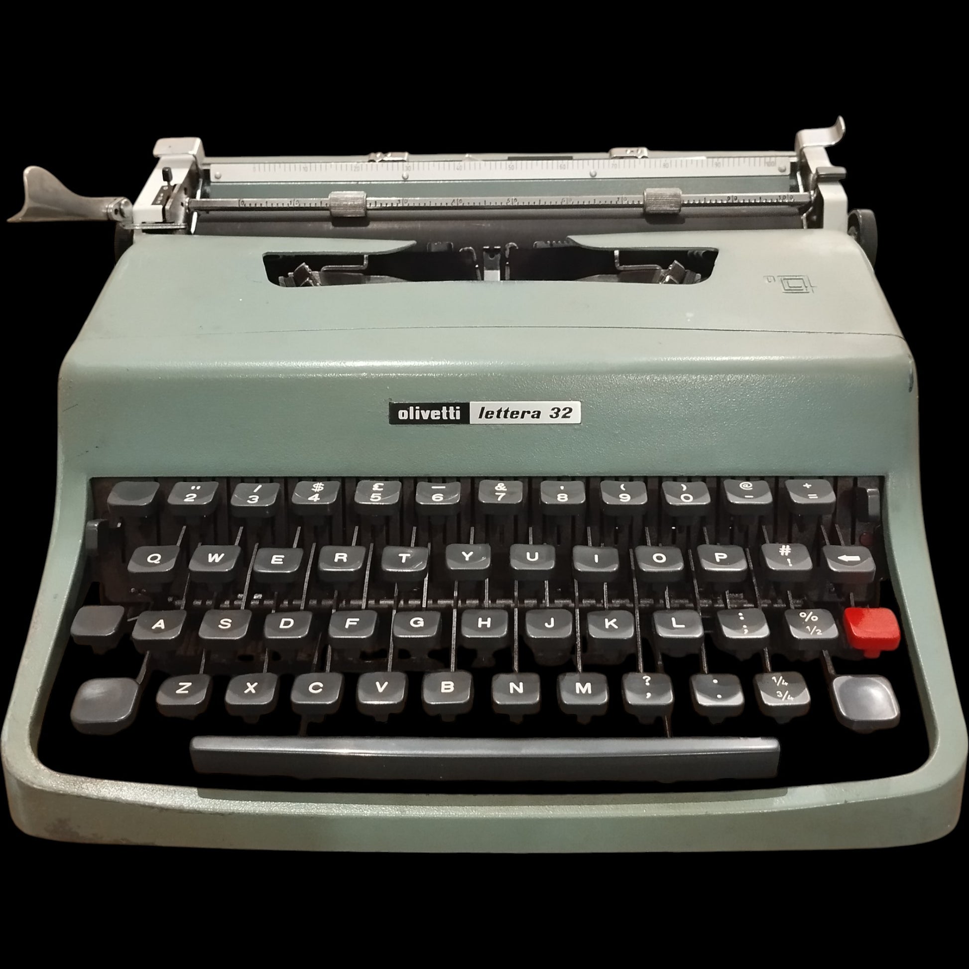Image of Olivetti Lettera 32 Typewriter. Available from universaltypewritercompany.in