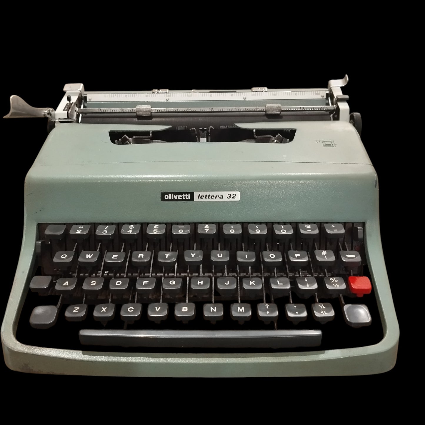 Image of Olivetti Lettera 32 Typewriter. Available from universaltypewritercompany.in