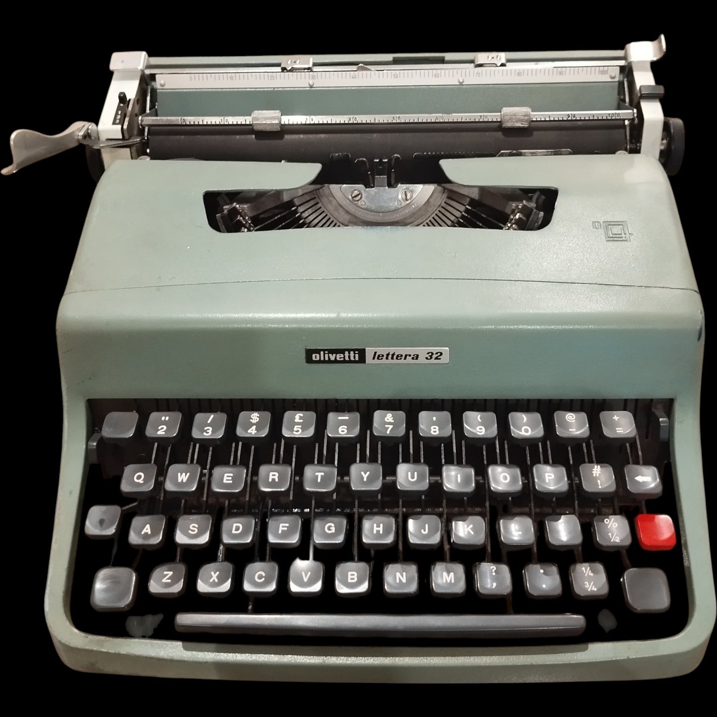 Image of Olivetti Lettera 32 Typewriter. Available from universaltypewritercompany.in