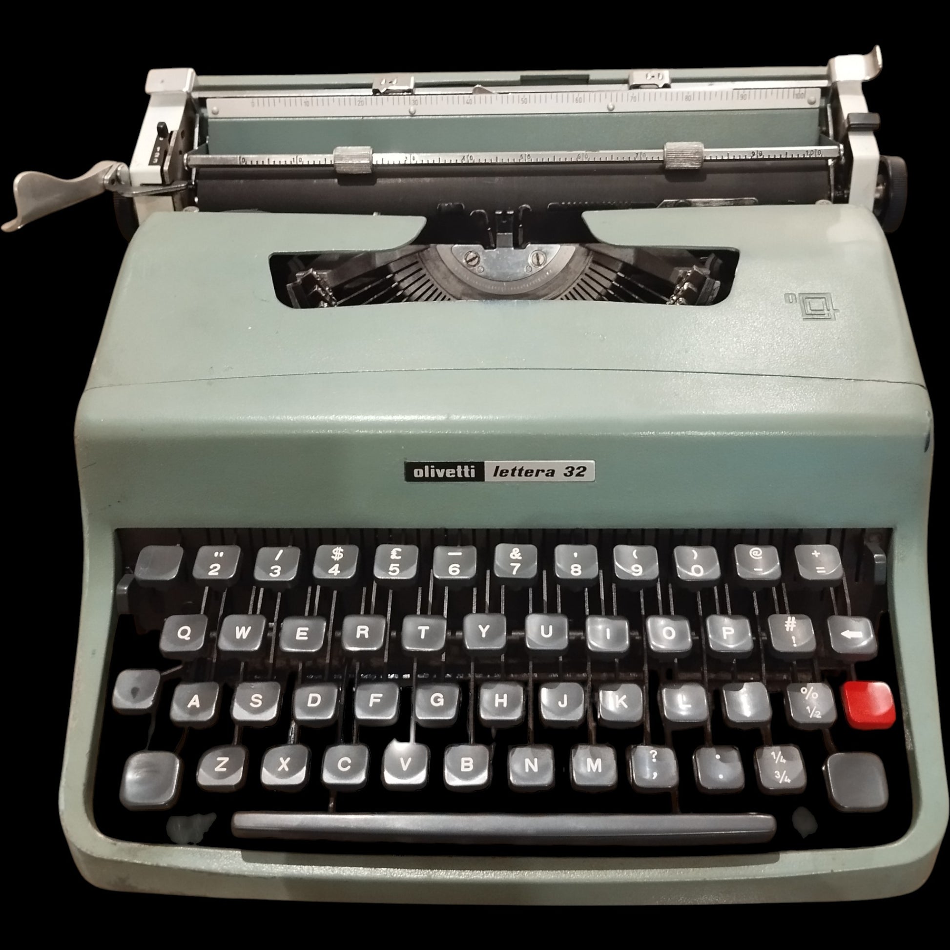 Image of Olivetti Lettera 32 Typewriter. Available from universaltypewritercompany.in