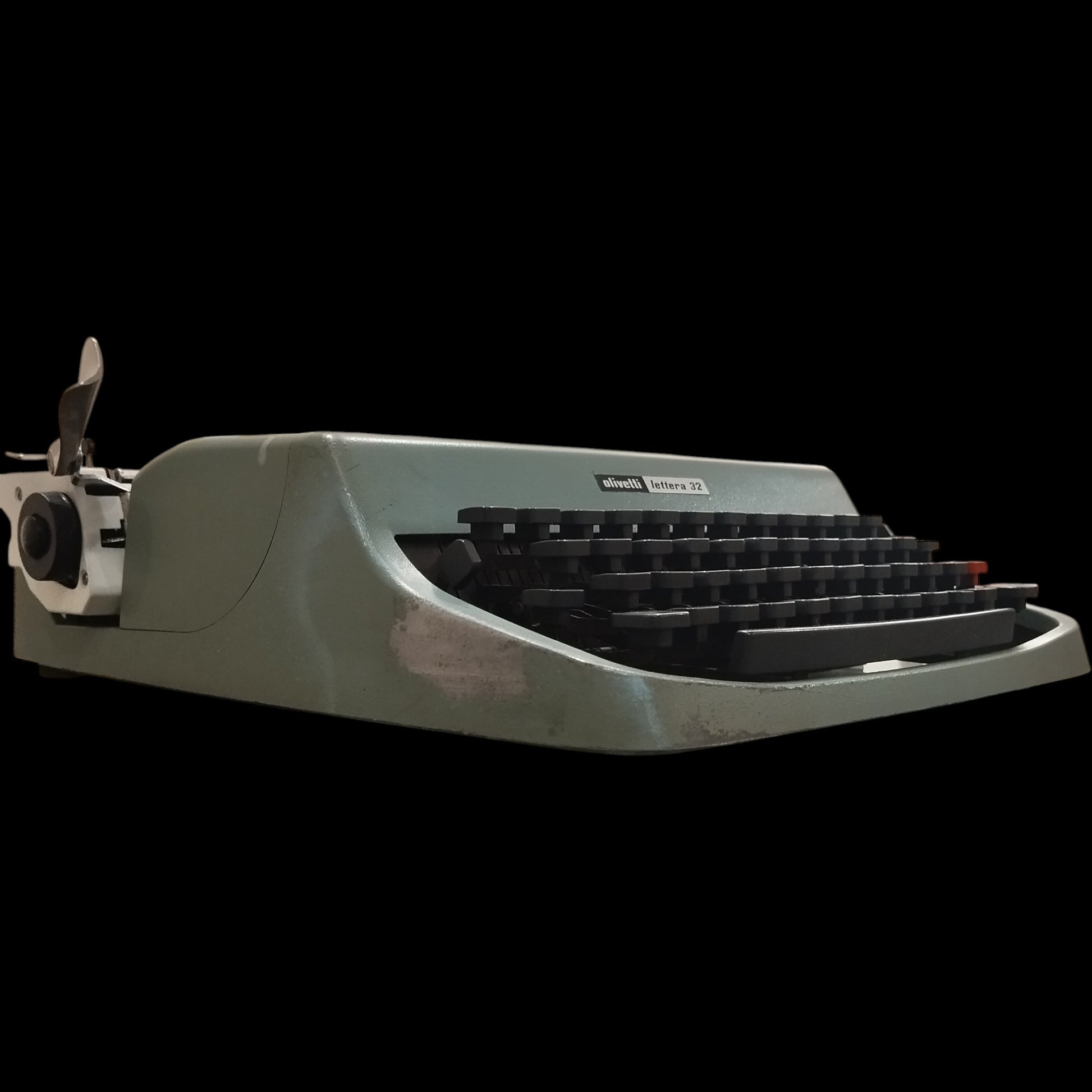 Image of Olivetti Lettera 32 Typewriter. Available from universaltypewritercompany.in