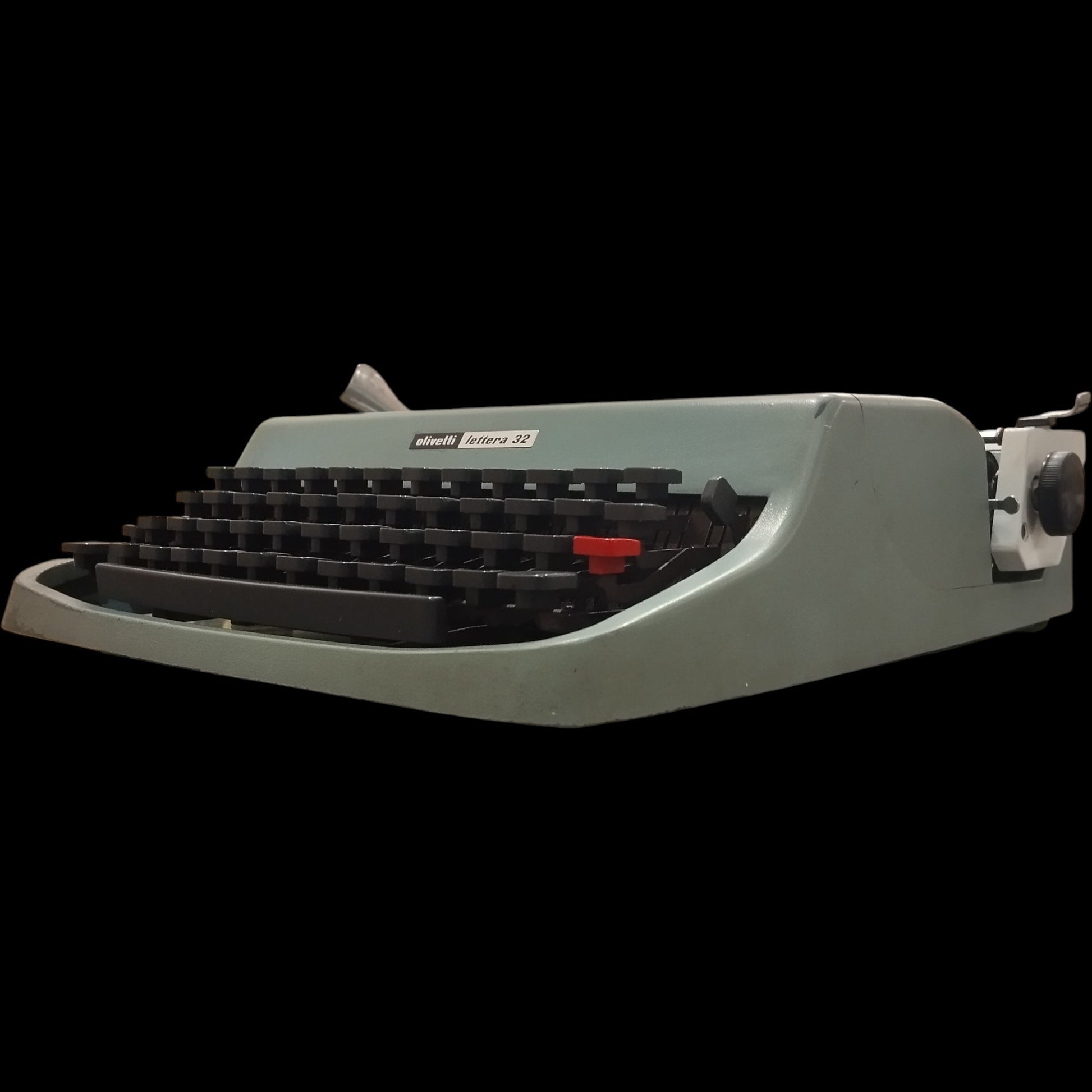Image of Olivetti Lettera 32 Typewriter. Available from universaltypewritercompany.in