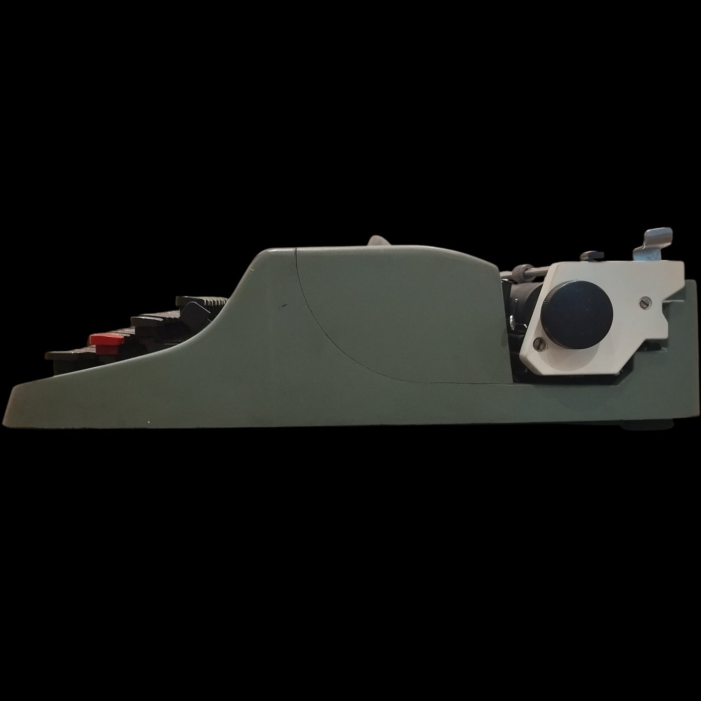 Image of Olivetti Lettera 32 Typewriter. Available from universaltypewritercompany.in