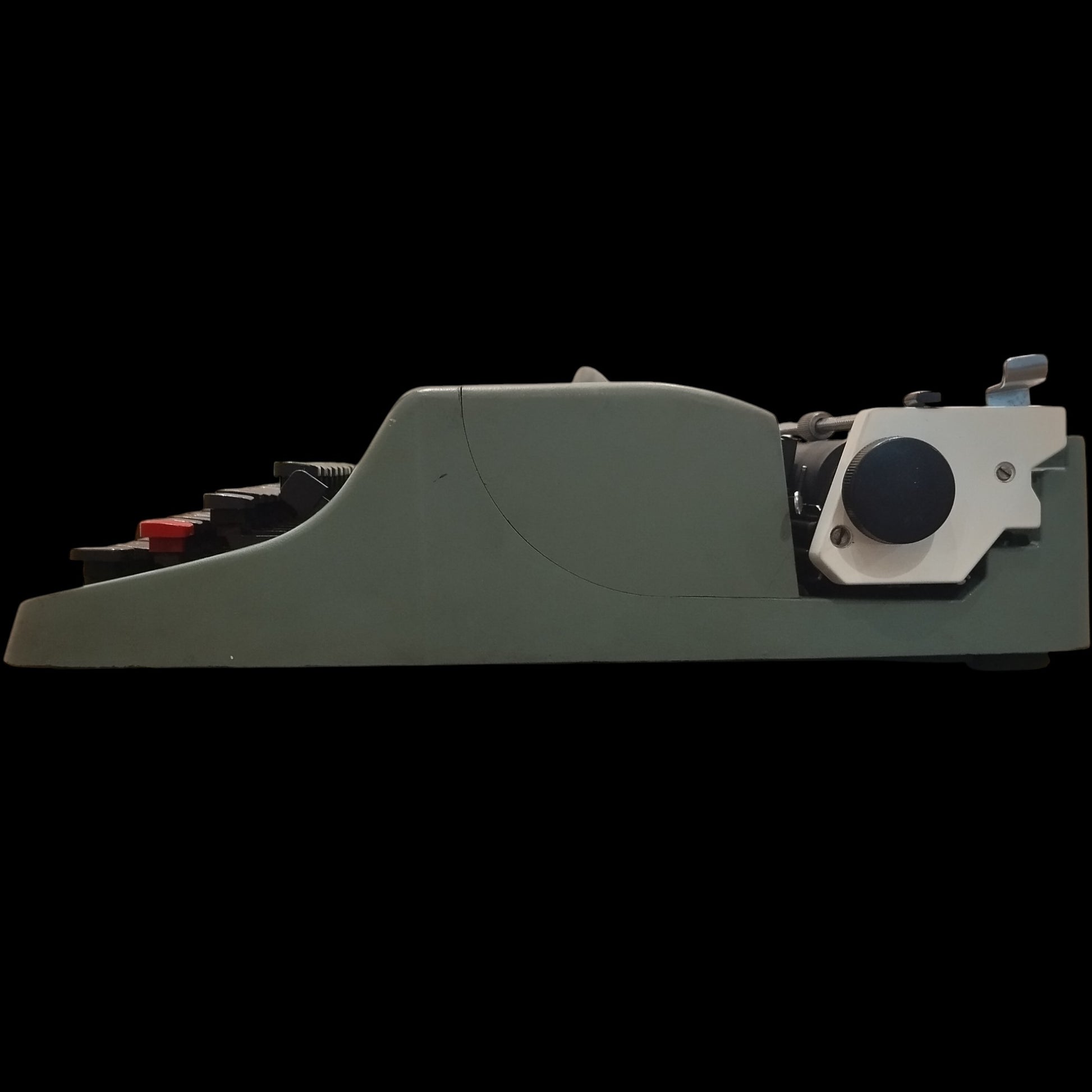 Image of Olivetti Lettera 32 Typewriter. Available from universaltypewritercompany.in