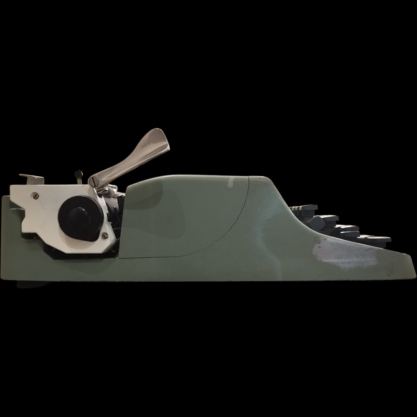 Image of Olivetti Lettera 32 Typewriter. Available from universaltypewritercompany.in