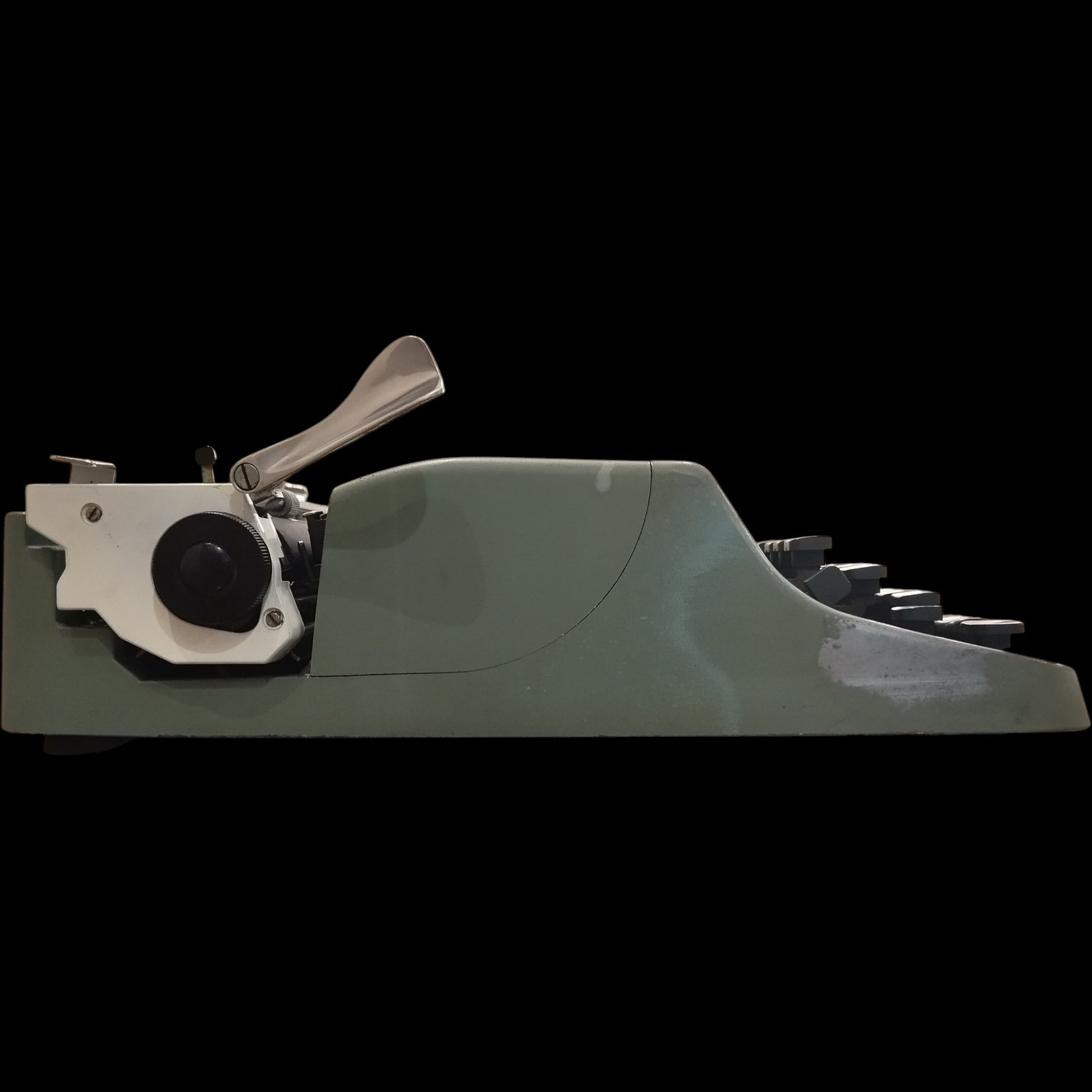 Image of Olivetti Lettera 32 Typewriter. Available from universaltypewritercompany.in