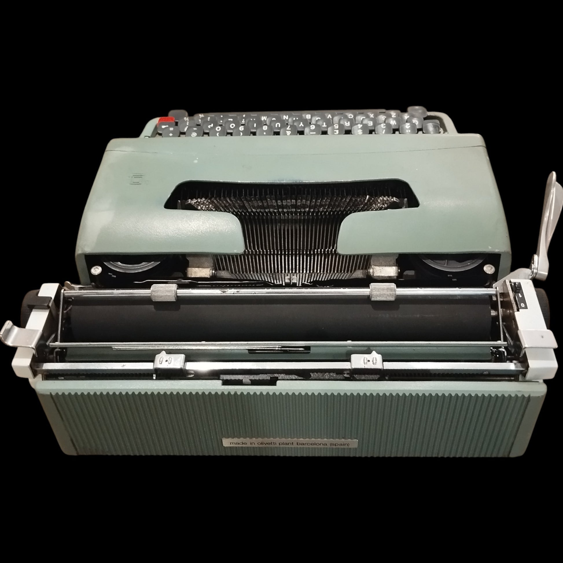Image of Olivetti Lettera 32 Typewriter. Available from universaltypewritercompany.in