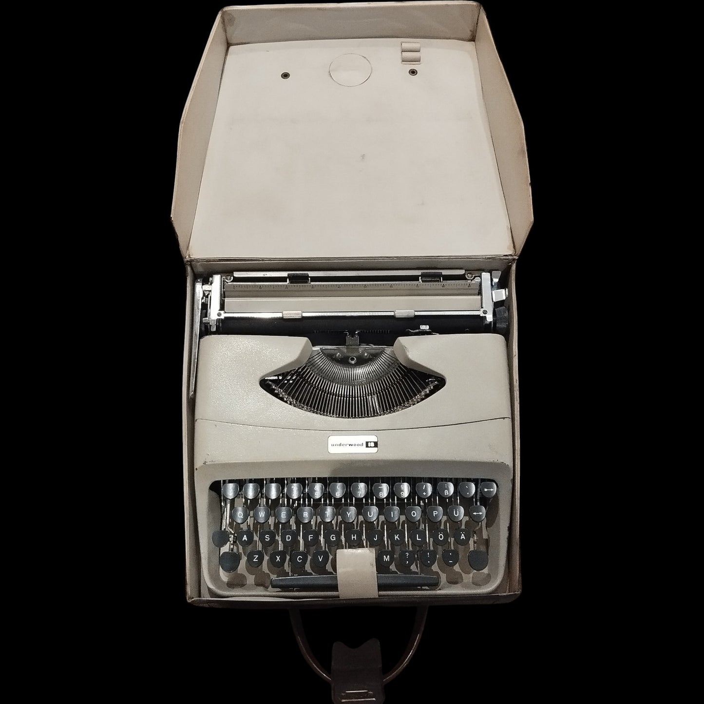 Image of Underwood 18 Typewriter. Available from universaltypewritercompany.in