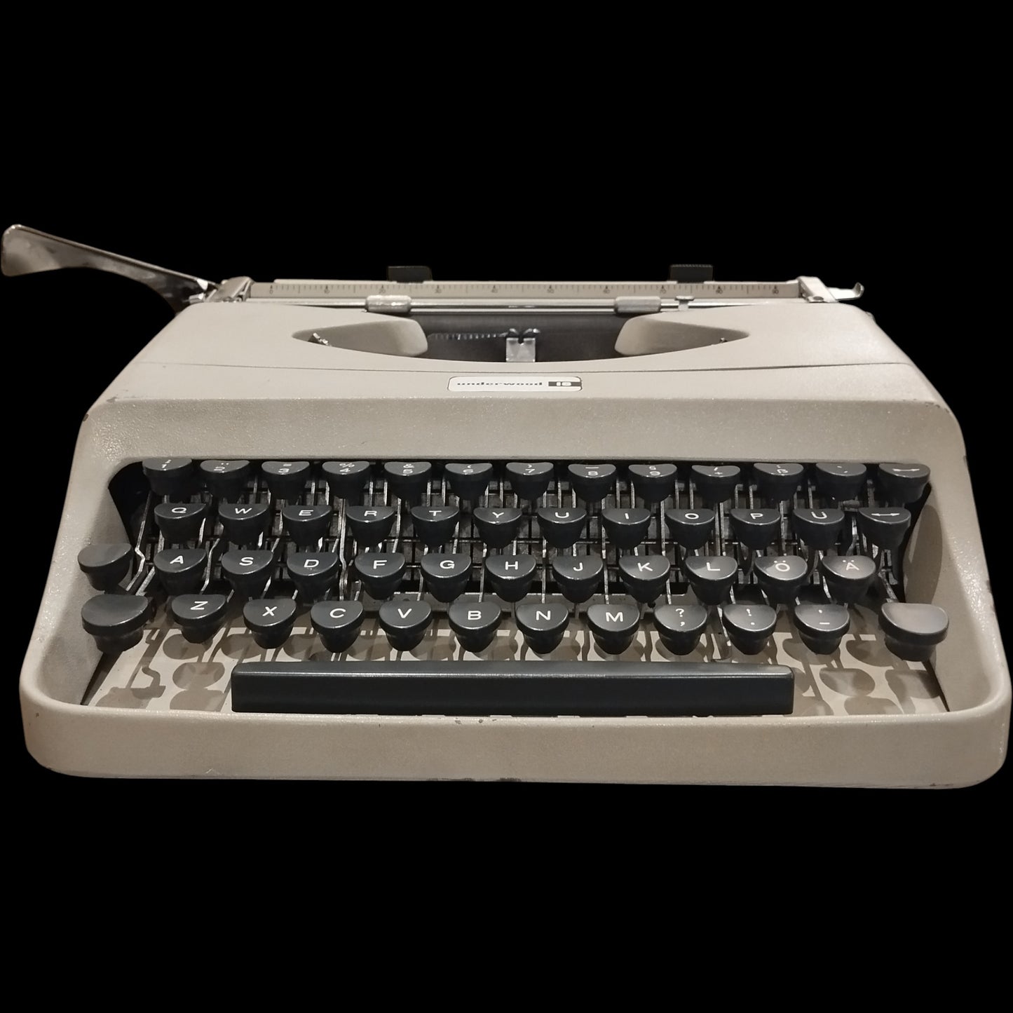 Image of Underwood 18 Typewriter. Available from universaltypewritercompany.in