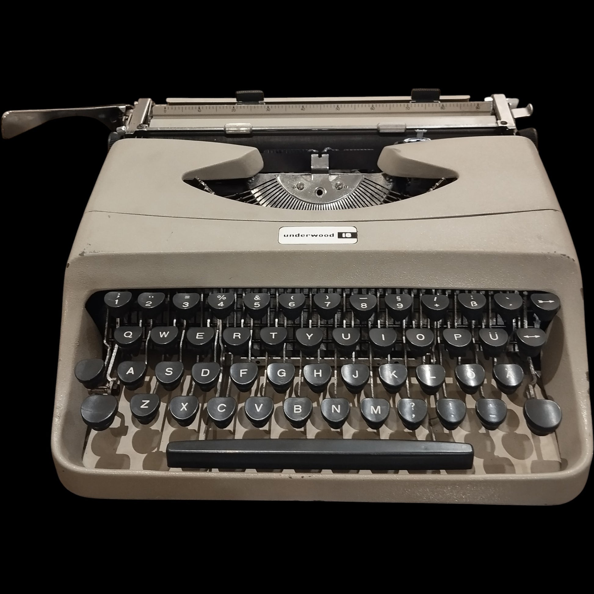 Image of Underwood 18 Typewriter. Available from universaltypewritercompany.in