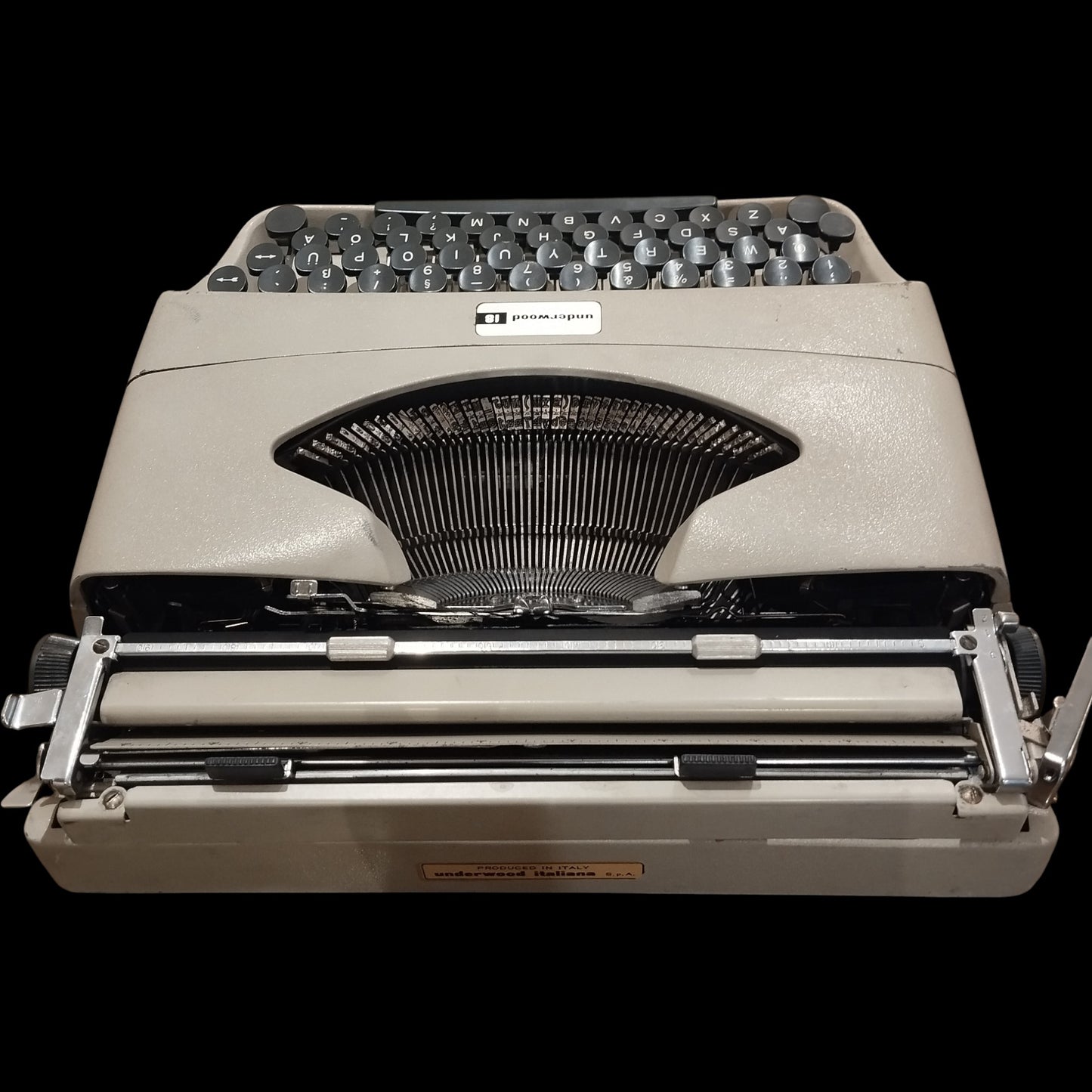 Image of Underwood 18 Typewriter. Available from universaltypewritercompany.in