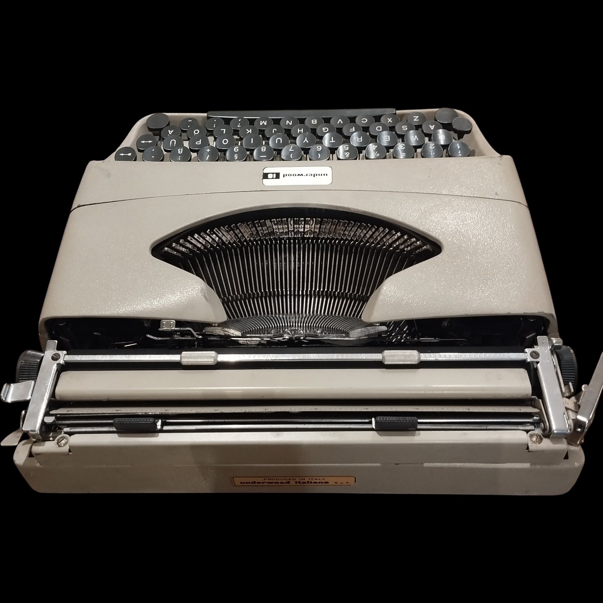 Image of Underwood 18 Typewriter. Available from universaltypewritercompany.in