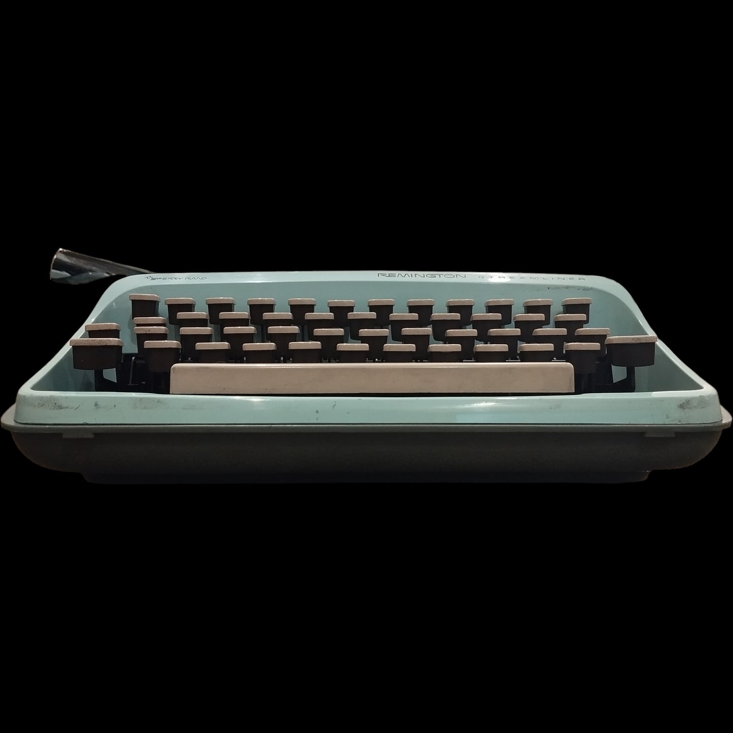 Image of Remington Streamliner Sperry Rand Typewriter. Available from universaltypewritercompany.in