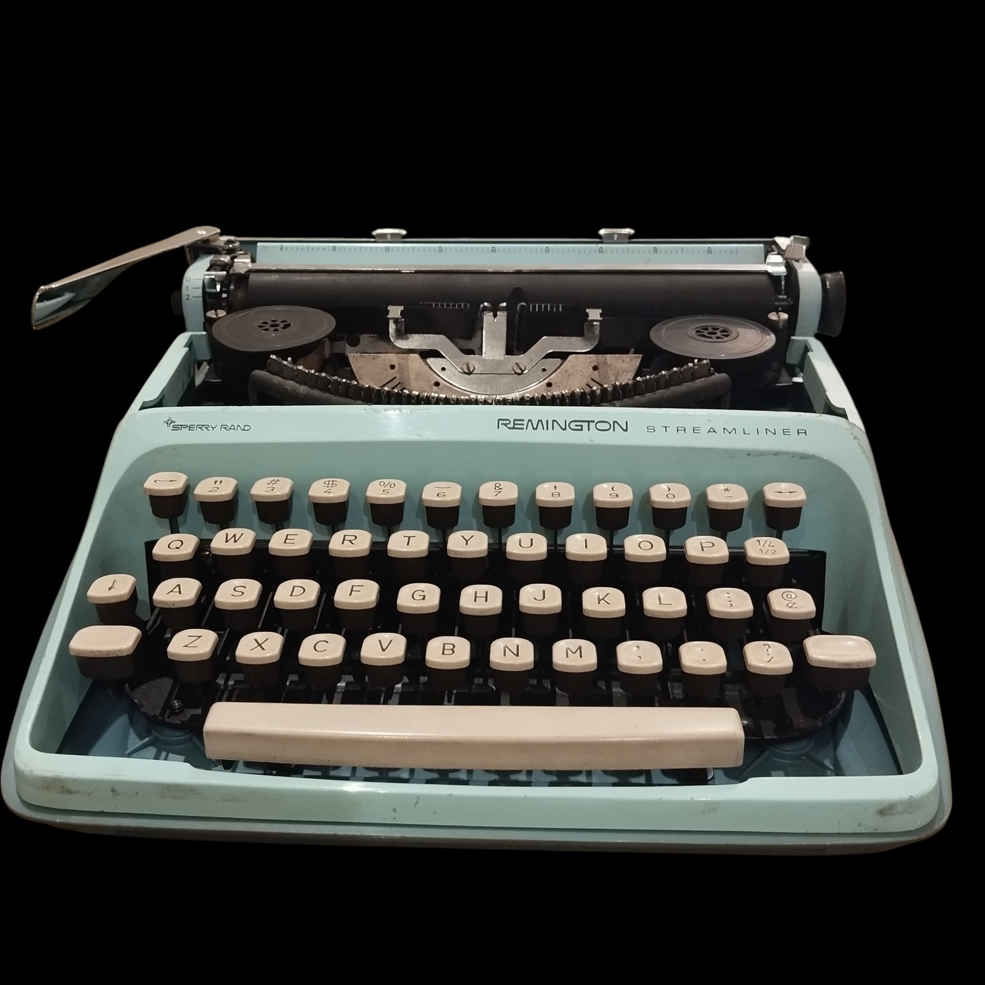 Image of Remington Streamliner Sperry Rand Typewriter. Available from universaltypewritercompany.in