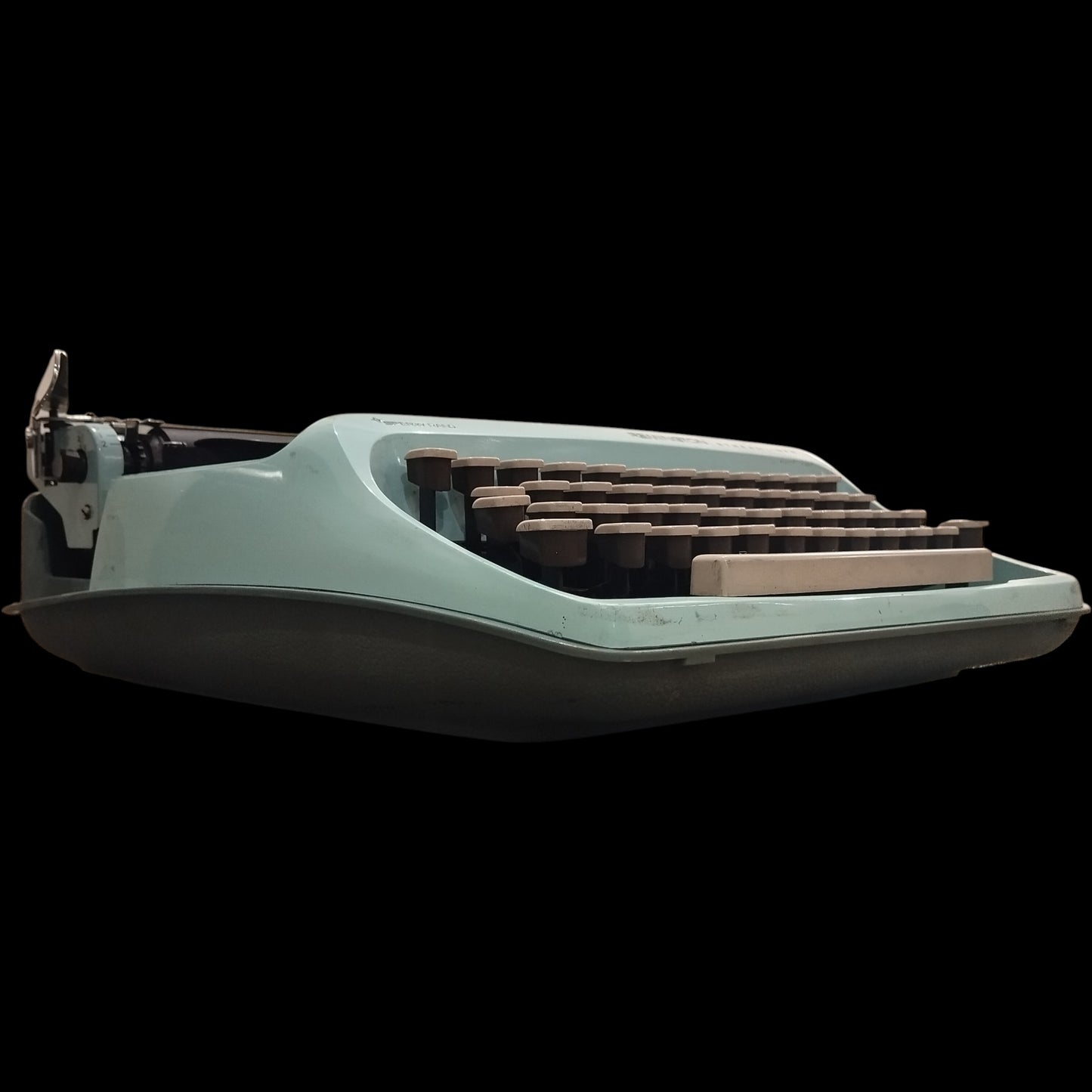 Image of Remington Streamliner Sperry Rand Typewriter. Available from universaltypewritercompany.in
