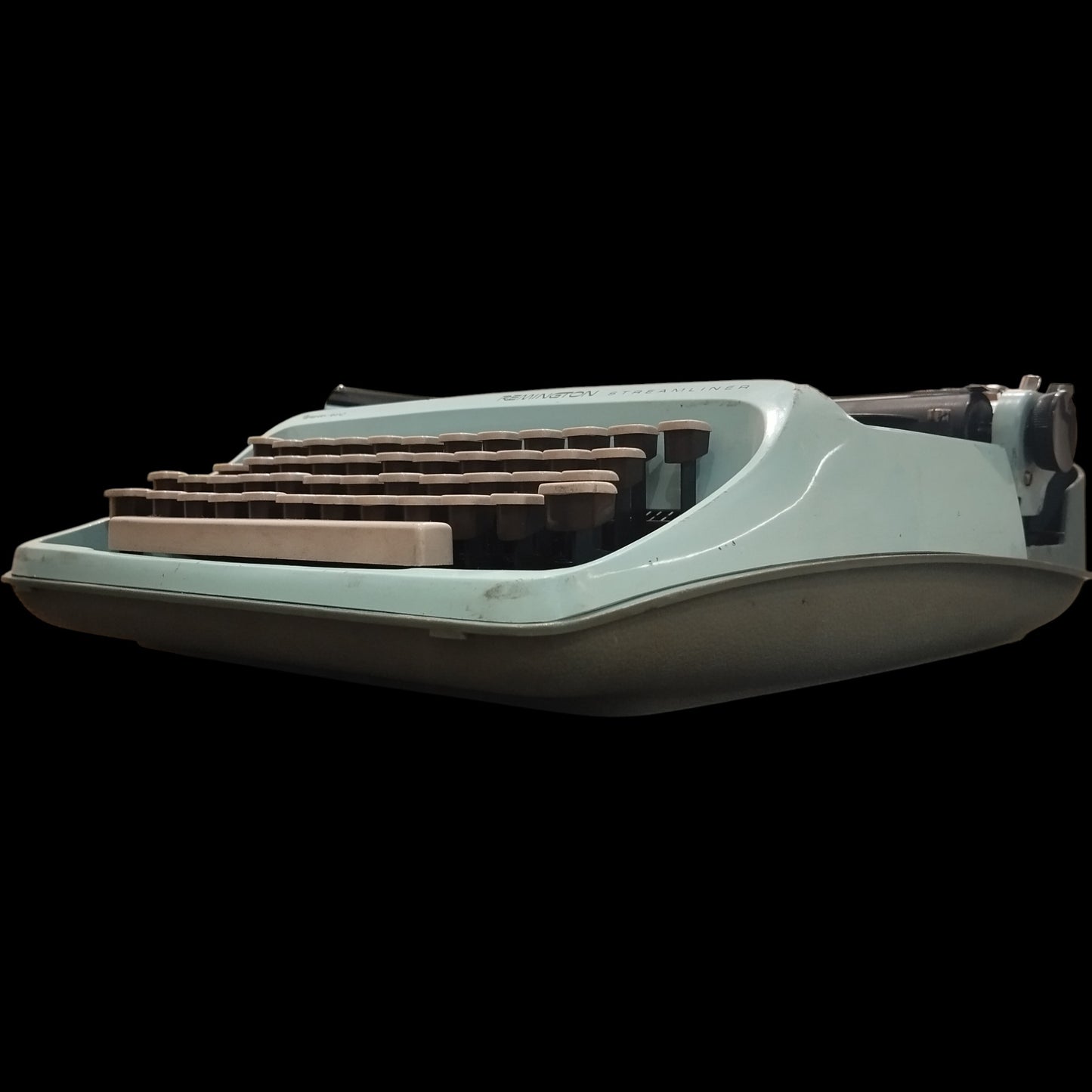 Image of Remington Streamliner Sperry Rand Typewriter. Available from universaltypewritercompany.in
