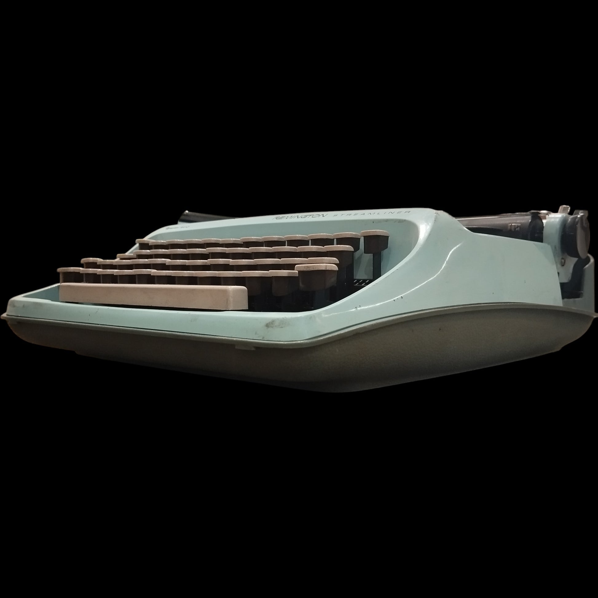 Image of Remington Streamliner Sperry Rand Typewriter. Available from universaltypewritercompany.in