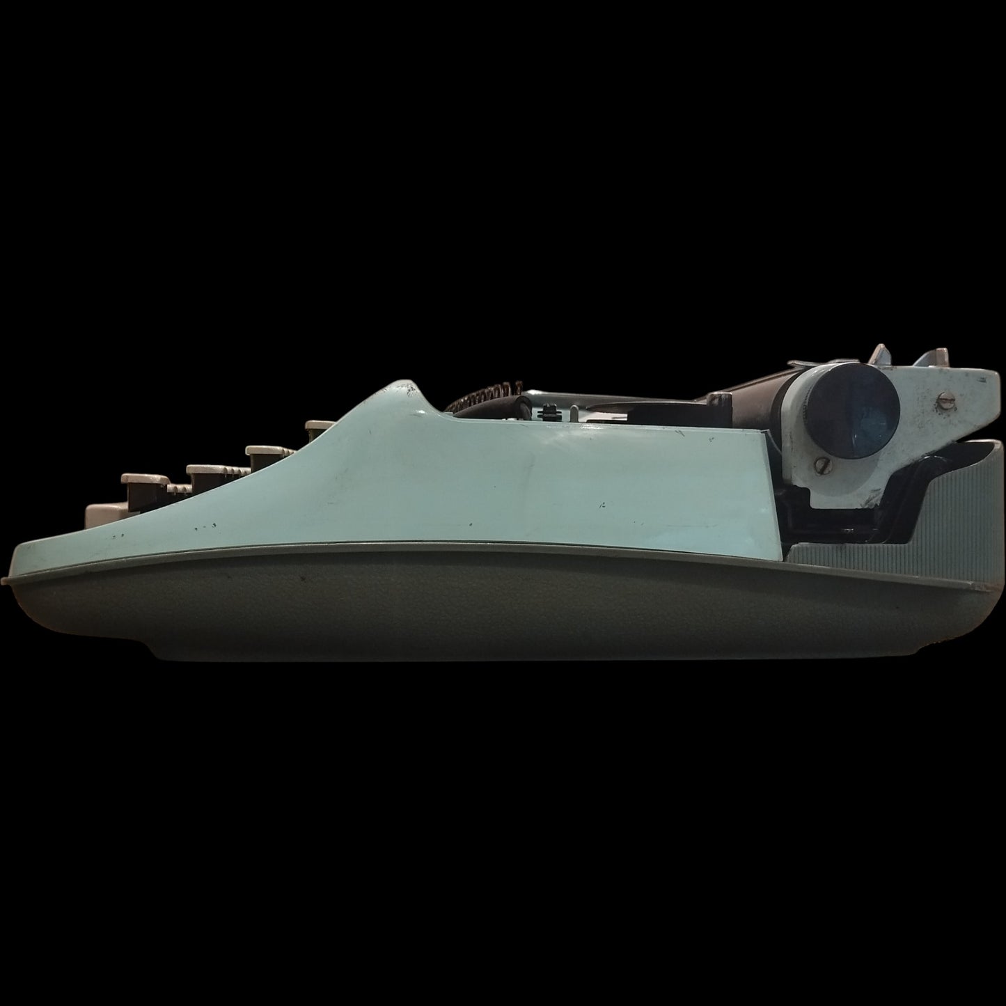 Image of Remington Streamliner Sperry Rand Typewriter. Available from universaltypewritercompany.in