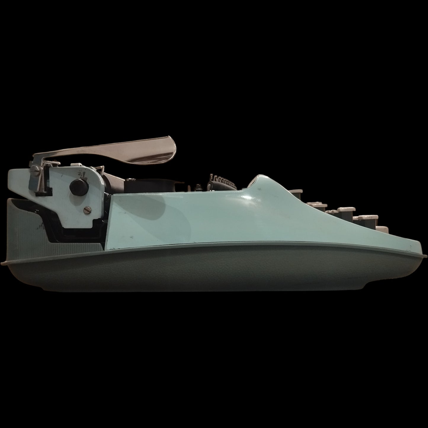 Image of Remington Streamliner Sperry Rand Typewriter. Available from universaltypewritercompany.in