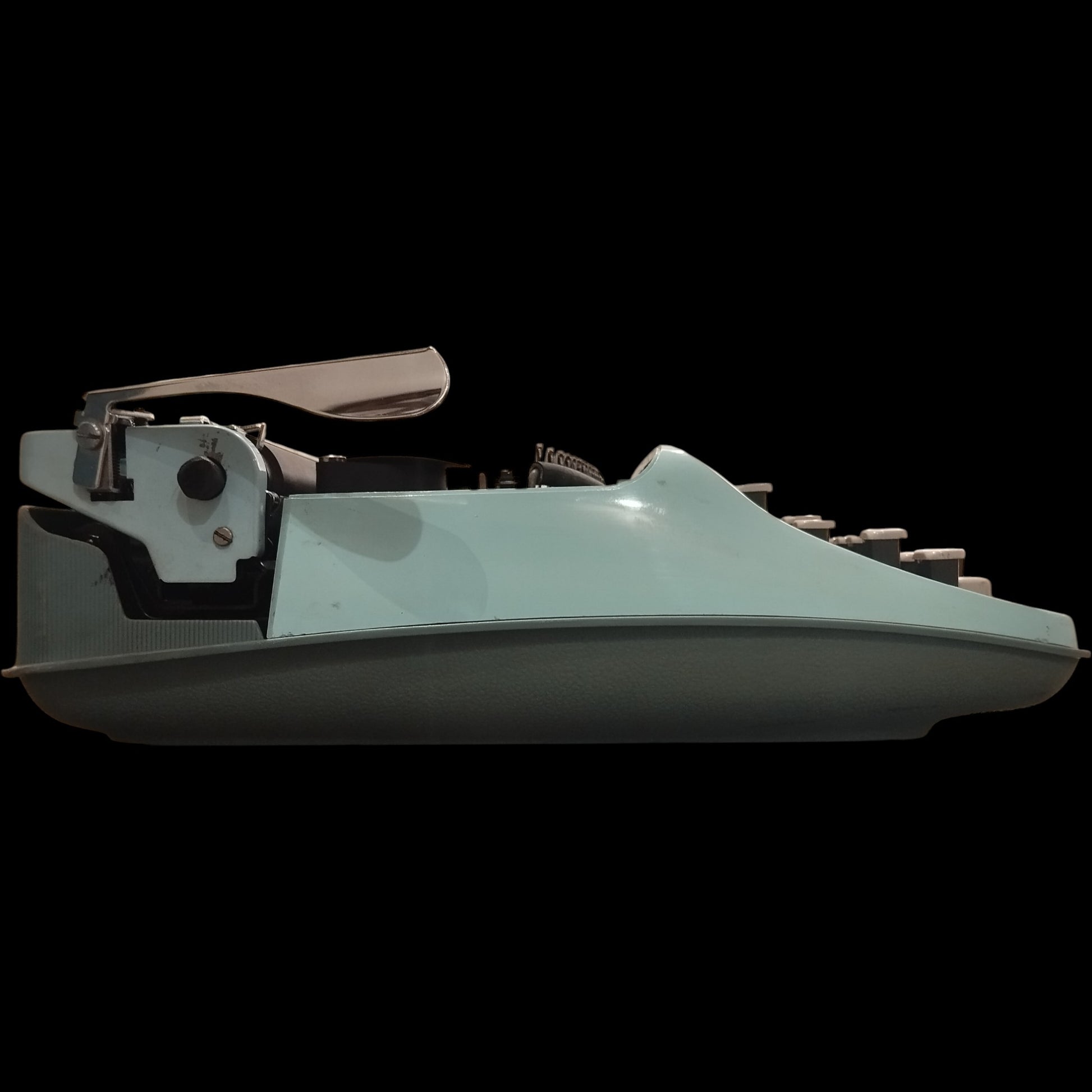 Image of Remington Streamliner Sperry Rand Typewriter. Available from universaltypewritercompany.in