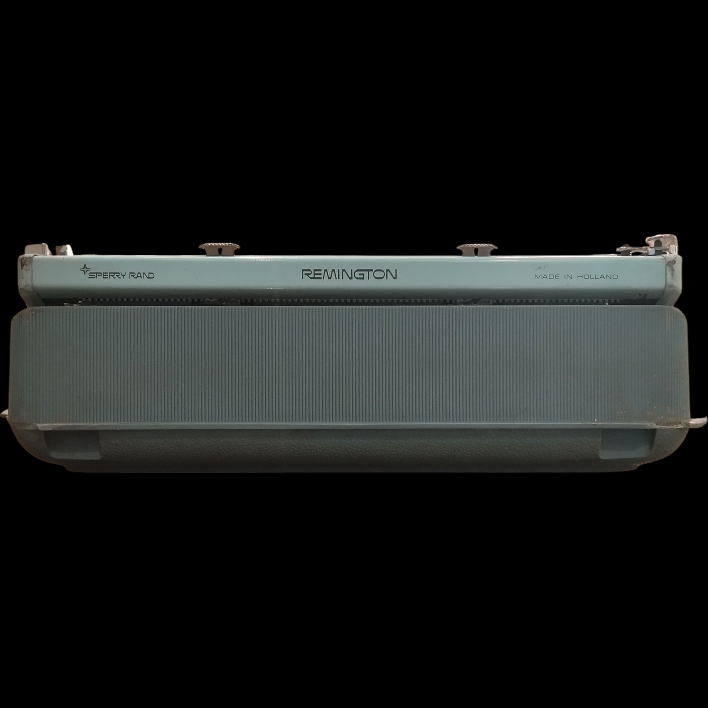 Image of Remington Streamliner Sperry Rand Typewriter. Available from universaltypewritercompany.in