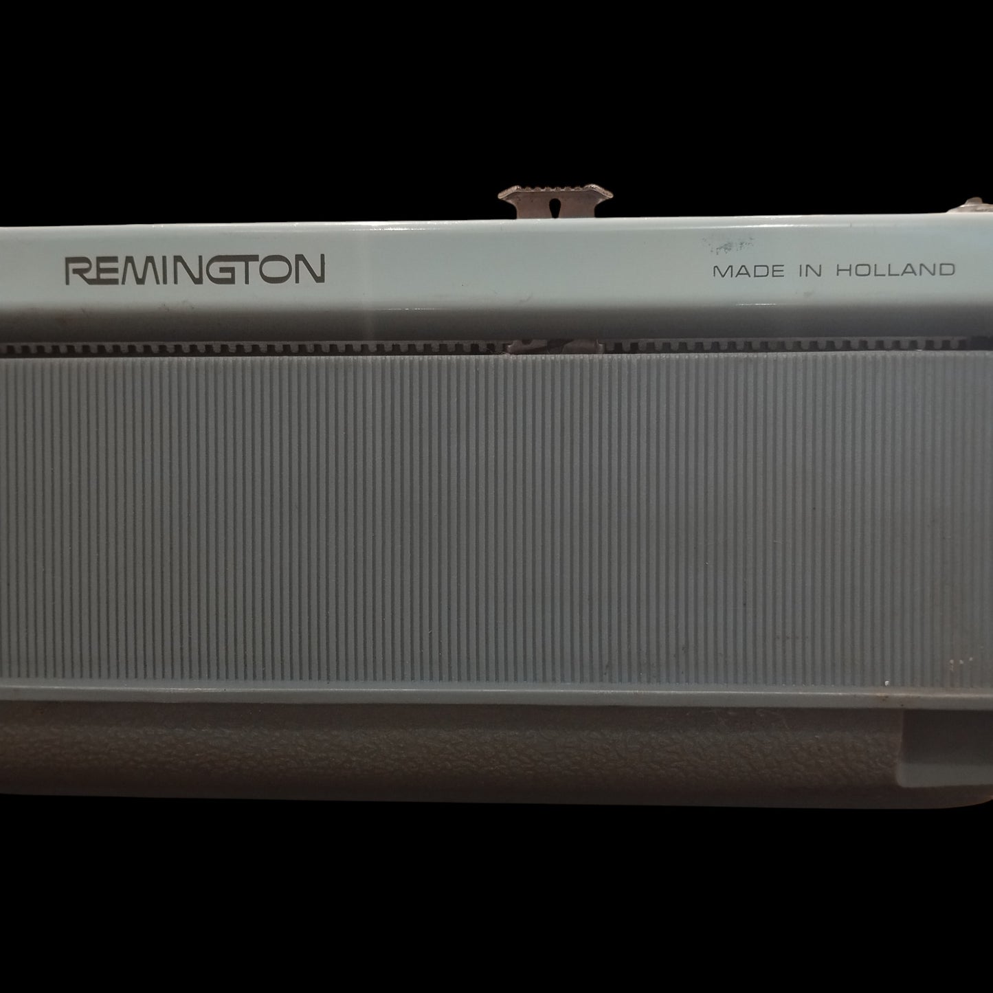 Image of Remington Streamliner Sperry Rand Typewriter. Available from universaltypewritercompany.in