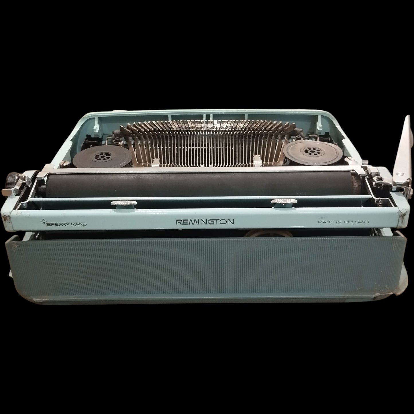 Image of Remington Streamliner Sperry Rand Typewriter. Available from universaltypewritercompany.in