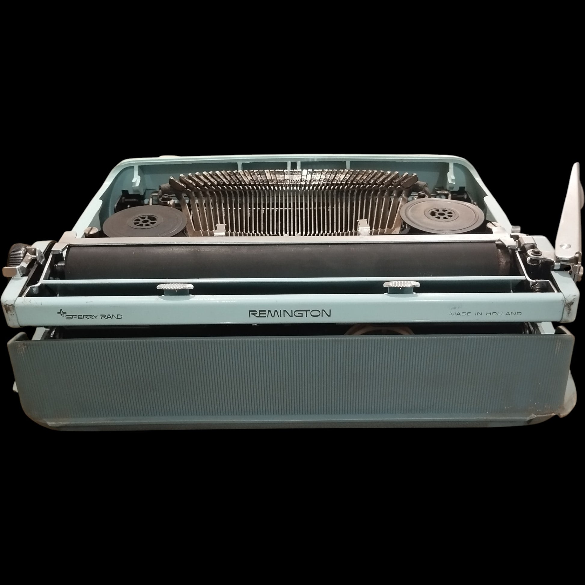 Image of Remington Streamliner Sperry Rand Typewriter. Available from universaltypewritercompany.in