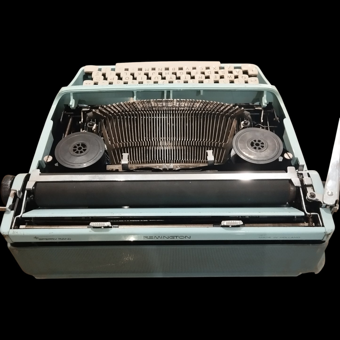 Image of Remington Streamliner Sperry Rand Typewriter. Available from universaltypewritercompany.in