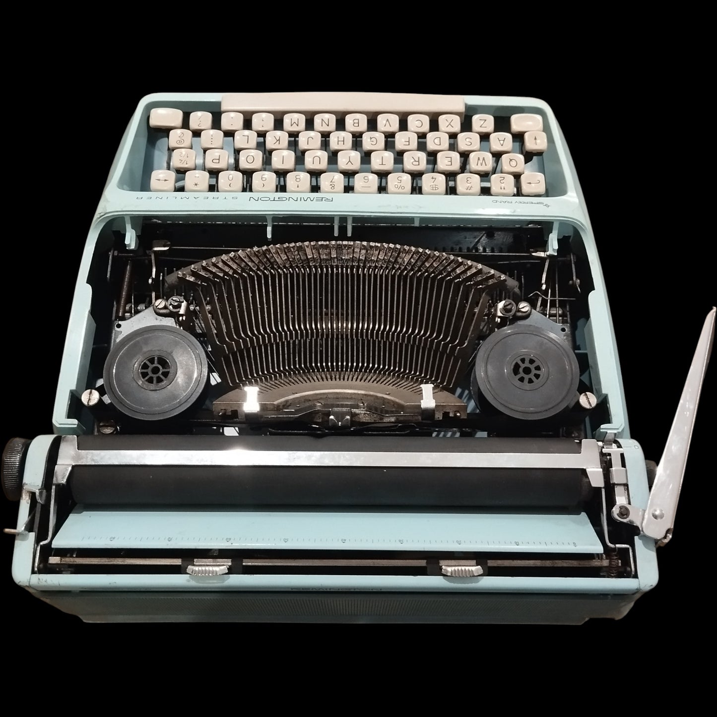 Image of Remington Streamliner Sperry Rand Typewriter. Available from universaltypewritercompany.in