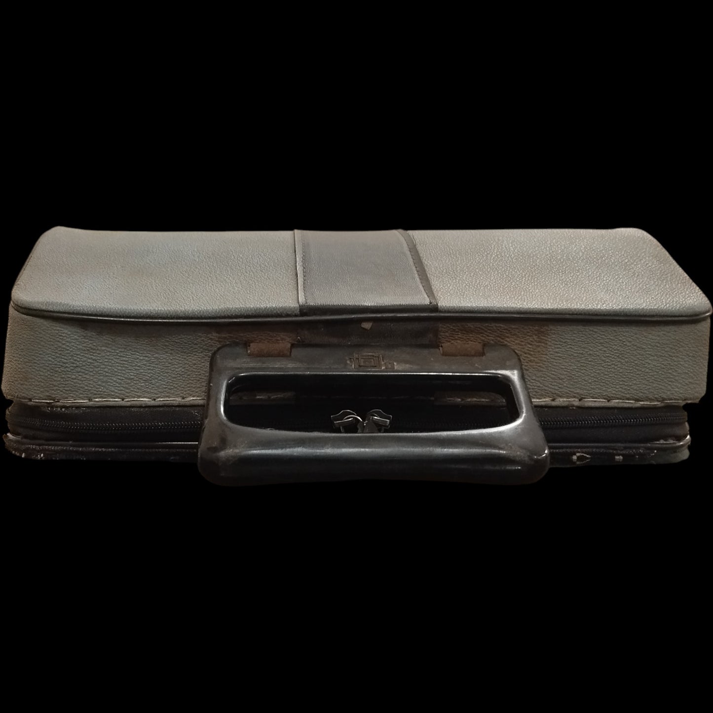 Image of Olivetti Lettera 32 Typewriter. Available from universaltypewritercompany.in